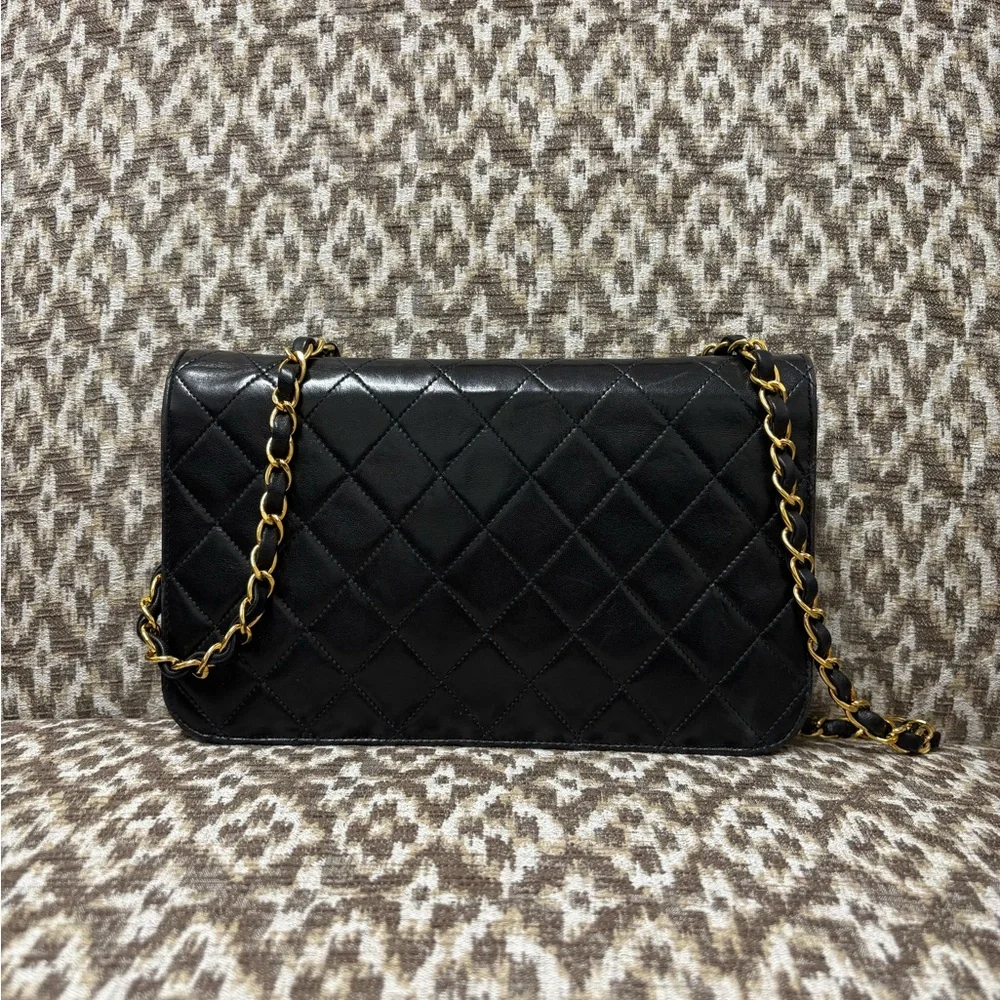 CHANEL Black Quilted Lambskin Flap Bag with Gold Chain